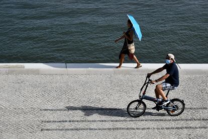 Un ciclista avanza por la avenida Docas do Ponte de Lisboa el 19 de julio.