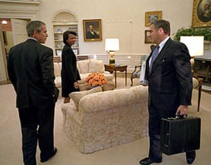 El presidente Bush, la consejera de Seguridad Nacional, Condoleezza Rice, y George Tenet, director de la CIA, en el Despacho Oval de la Casa Blanca el pasado 8 de octubre.
