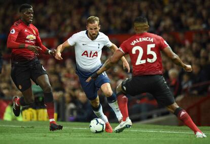 Harry Kane, entre Pogba y Valencia en el Manchester United-Tottenham (0-3) del pasado lunes.