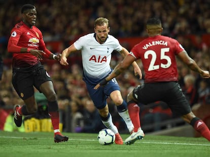 Harry Kane, entre Pogba y Valencia en el Manchester United-Tottenham (0-3) del pasado lunes.
