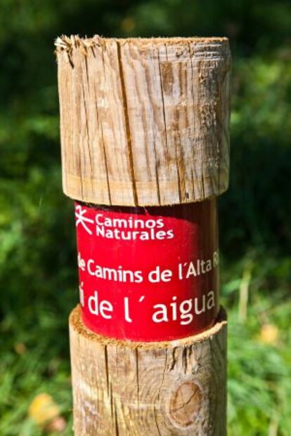 Un poste que señala un itinerario de Caminos Naturales.