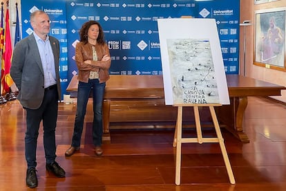 El rector de la Universidad de las Islas Baleares, Jaume Carot, y la vicerrectora de Proyección Cultural de este centro, Magdalena Brotons, este martes junto a la obra recuperada de Miquel Barceló.