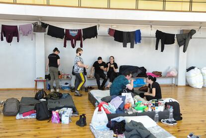 Ucranios que han huido de sus hogares, acogidos en un gimnasio de la ciudad de Lviv, al oeste del país, el miércoles.