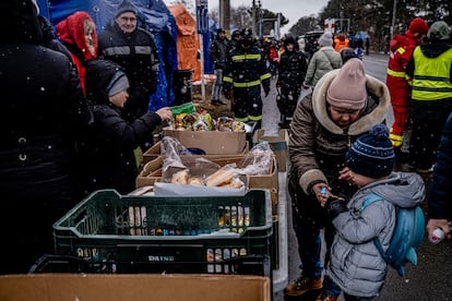 Reparto de comida gratuita, este miércoles en el paso de Siret.