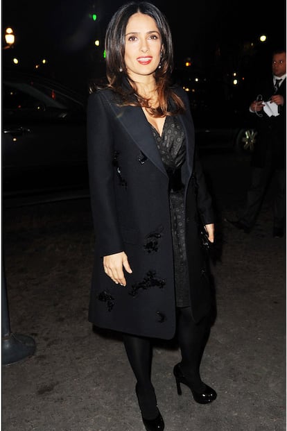 Salma Hayek, con total look black, tampoco quiso perderse la colección de Valli.