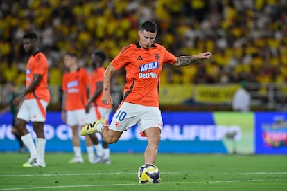 James Rodríguez, de Colombia, antes del partido contra Bolivia en el Estadio Metropolitano Roberto Meléndez.