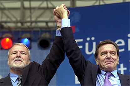 El candidato del SPD, Schröder (derecha), junto al gobernante de Meklemburgo-Antepomerania, ayer en Rostock.