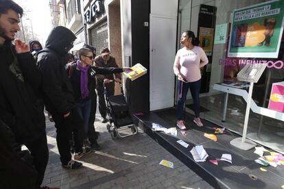 Una mujer embarazada se enfrenta a los manifestantes en Terrassa