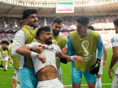 Ramin Rezaeian celebra el segundo gol de Irán a Gales rodeado por sus compañeros.
