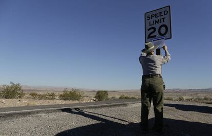 Área recreativa del parque Lake Mead en Las Vegas donde una agente de parques nacionales coloca el cartel de cerrado, 1 de octubre de 2013.