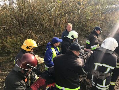 El viceministro de Transportes ucranio, Yuriy Lavreniuk, ha explicado en la emisora 112 que se trabaja en dos hipótesis: o el combustible de la aeronave se agotó antes de llegar al destino, o el piloto cometió un error. En la imagen, personal sanitario atiende a los heridos tras el accidente.