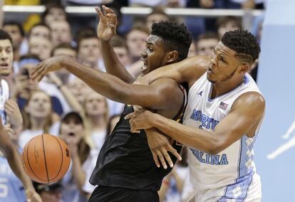 El jugador de Carolina del Norte, Kennedy Meeks (d) pelea junto con Diamond Stone de los Maryland durante el segundo tiempo de la NCAA.