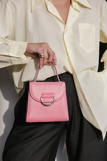 Little Liffner

En Refinery 29 lo definen como el nuevo it bag. No es para menos. Las nórdicas no dejaron de pasearlo por la semana de la moda de Estocolmo, cita que la firma aprovechó para hacer su primera presentación oficial. Se fabrican en Italia y la gama de colores va desde los acabados más clásicos en cuero o negro, hasta tonos neón que hacen las delicias de las más atrevidas. Su precio ronda los 300 euros.