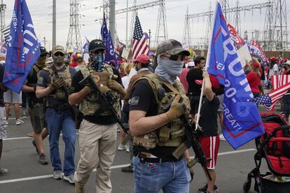 Partidarios del presidente Donald Trump asisten, con armas, a una protesta en Phoenix, el 6 de noviembre.