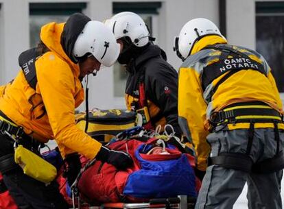 Los servicios de emergencia trasladan a Hans Grugger tras el accidente