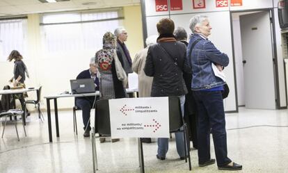 Votaciones en la sede del PSC en Sant Andreu. 