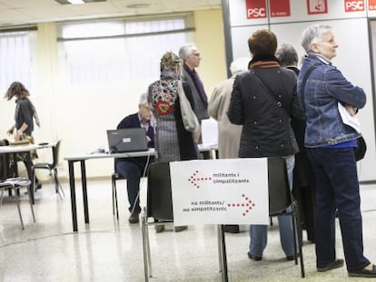Votaciones en la sede del PSC en Sant Andreu. 