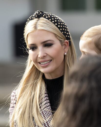 Para la fiesta de Acción de Gracias del año pasado, Ivanka Trump, la hija del presidente de los Estados Unidos, apostó por este accesorio en color negro y con topos dorados. Una diadema que ha lucido en más de una ocasión.