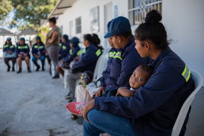 Un colectivo de mujeres recicladoras reunido antes de iniciar su jornada laboral en Barranquilla (Colombia), el pasado 7 de febrero.