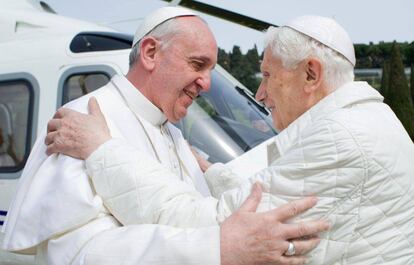 Benedicto XVI junto al papa Francisco en 2013.