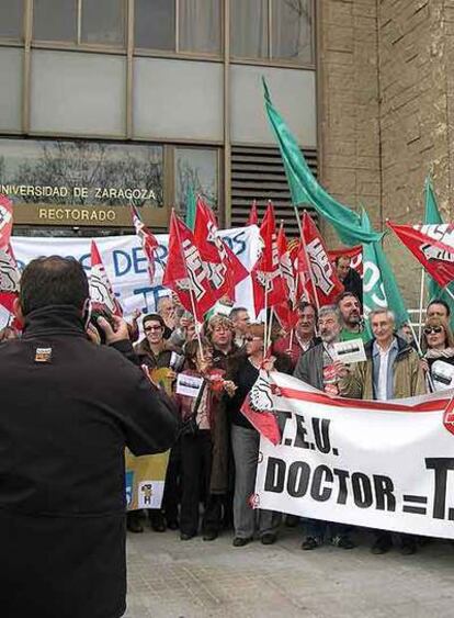 Manifestantes ante el rectorado de la Universidad de Zaragoza.