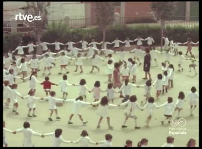 Imágenes de archivo del No-Do en el colegio Ferrer i Guardia de Fuenlabrada, ahora convertido en centro de mayores.