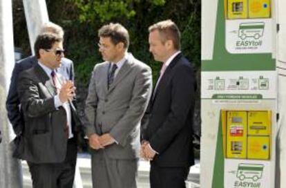 El secretario de Obras Públicas, Transporte y comunicaciones portugués, Sergio Silva Monteiro (d), y su homólogo español, Rafael Catalá (c), conversa con el presidente de Estradas de Portugal, Antonio Ramalho, durante la reunión que han mantenido hoy en Vila Nova de Cerveira, para abordar la interoperabilidad de los peajes entre ambos países.