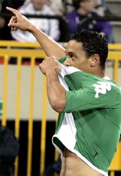 Oliveira besa el escudo de su camiseta tras marcar el gol.