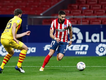 Carrasco trata de marcharse de Lenglet durante el último Atlético-Barcelona disputado en el Wanda Metropolitano. / (AFP)