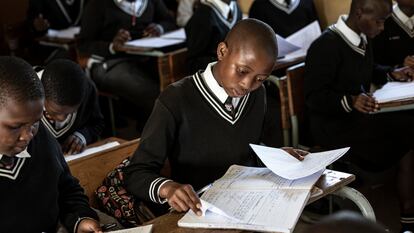 Alizwa Nondonga, una alumna de 15 años, en su escuela a las afueras de Mthatha, en Sudáfrica, en febrero.