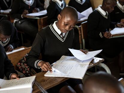 Alizwa Nondonga, una alumna de 15 años, en su escuela a las afueras de Mthatha, en Sudáfrica, en febrero.