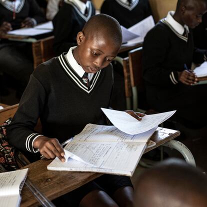 Alizwa Nondonga, una alumna de 15 años, en su escuela a las afueras de Mthatha, en Sudáfrica, en febrero.