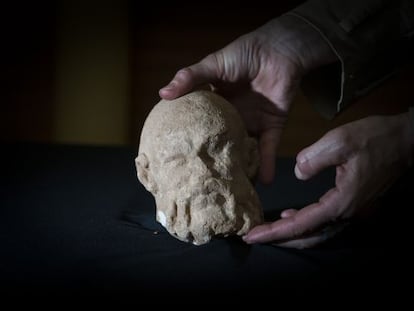 Hallada en Barcelona una cabeza romana de mármol de Sileno.