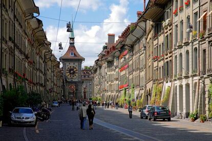 Una de las principales calles de Berna, con la torre del reloj al fondo.