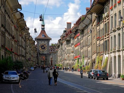Una de las principales calles de Berna, con la torre del reloj al fondo.