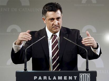 Joan Puigcercós, ayer en el Parlament, con el convergente Felip Puig.