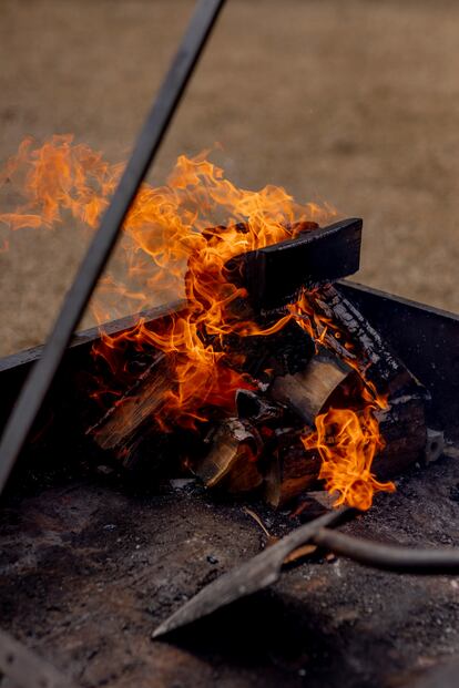 Fuego a base de madera de abedul y roble.