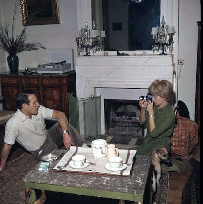 Paul Newman y Joanne Woodward en el comedor de su apartamento en París en 1960.