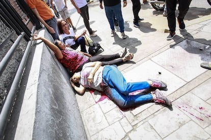 Enfrentamiento entre un grupo de personas adeptas al oficialismo y personas opositoras al gobierno nacional durante la consulta popular, en el oeste de Caracas (Venezuela).