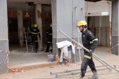 Los bomberos del Consorcio Provincial de Valencia evalúan los daños y apuntalan un edificio que presenta peligro de derrumbe en la localidad de Paiporta.