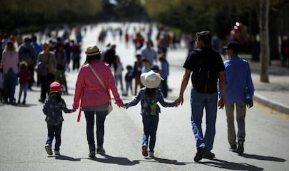 Una familia pasea por el Parque del Retiro (Madrid), en una imagen de archivo.