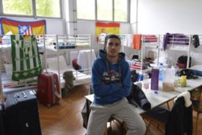 Diego, de 21 años, posa en el "Alte Parteischule" de Erfurt, Alemania, Los 128 jóvenes españoles que se encuentran en la ciudad alemana de Erfurt a la espera, desde hace meses, de iniciar el programa de formación profesional se encuentran "tristes" e "indignados", pero confían en una salida tras haberse iniciado la firma de los primeros contratos.