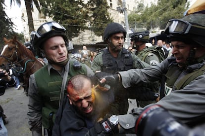 Policías israelíes de fronteras usan gas pimienta para reducir a un manifestante en Jerusalén.