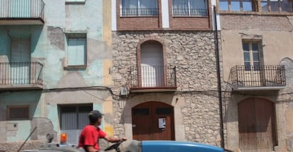 En el centro, casa de Castelldans en la que el presunto pederasta acogía a los niños.