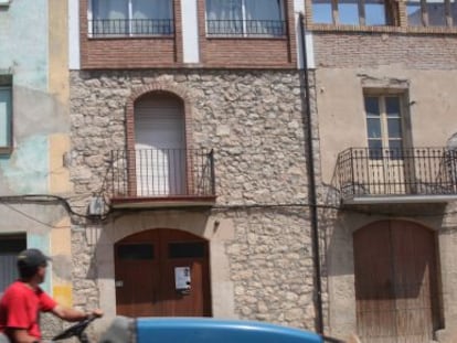 En el centro, casa de Castelldans en la que el presunto pederasta acog&iacute;a a los ni&ntilde;os.