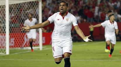 Mercado celebra su gol frente al Betis.