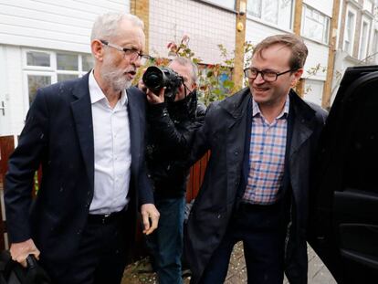 El líder laborista, Jeremy Corbyn, a la salida este jueves de su domicilio en Londres.