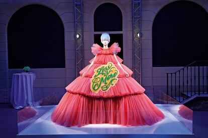 Vestido de noche de alta costura de Viktor & Rolf p-v 2019 expuesto durante la presentación de la muestra.