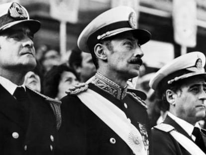 Videla (en el centro), en 1977.