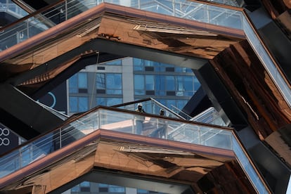 El centro del barrio de Hudson Yards está dominado por la estructura 'The Vessel', compuesta por 154 tramos de escaleras y 80 rellanos, está diseñada por Thomas Heatherwick. La obra arquitectónica de cobre tiene forma de espiral en zigzag y cuenta con 2.500 escalones.